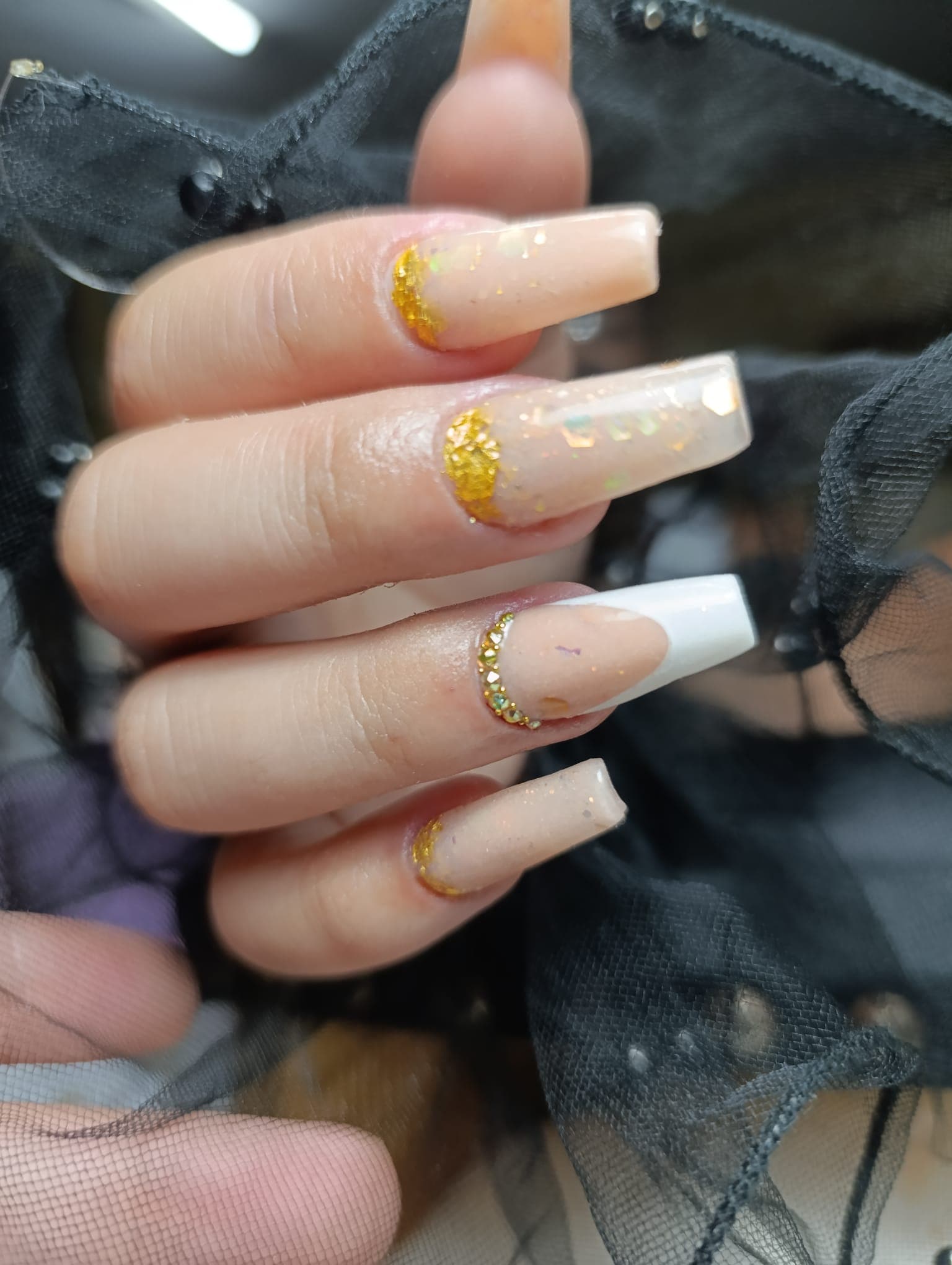 Uñas largas en tono nude con detalles dorados, trabajo de ela_studionails
